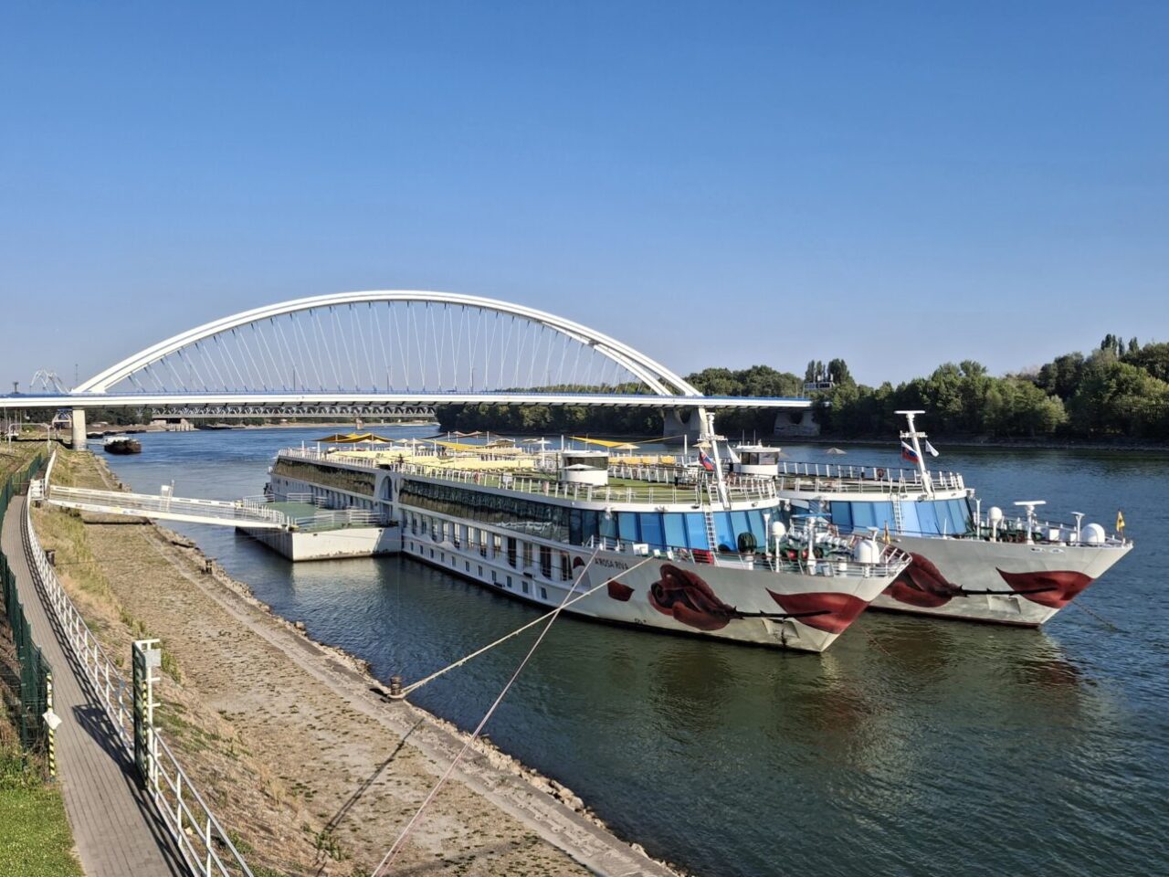 Дунай в центре Братиславы в конце июля 2026 года. Фото Barikáda