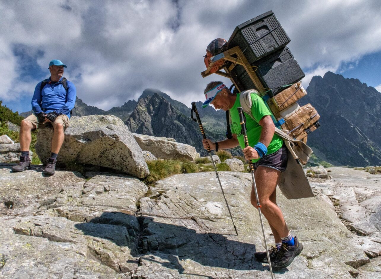 Горный носильщик (носич) в Высоких Татрах. Фото: Región Vysoké Tatry