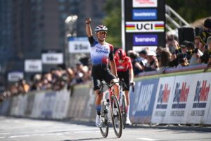 Виктория Хладонёва победно финиширует на чемпионате мира в шоссейной гонке с массовым стартом среди спортсменок в возрасте до 23 лет в Монреале. Фото IMAGO