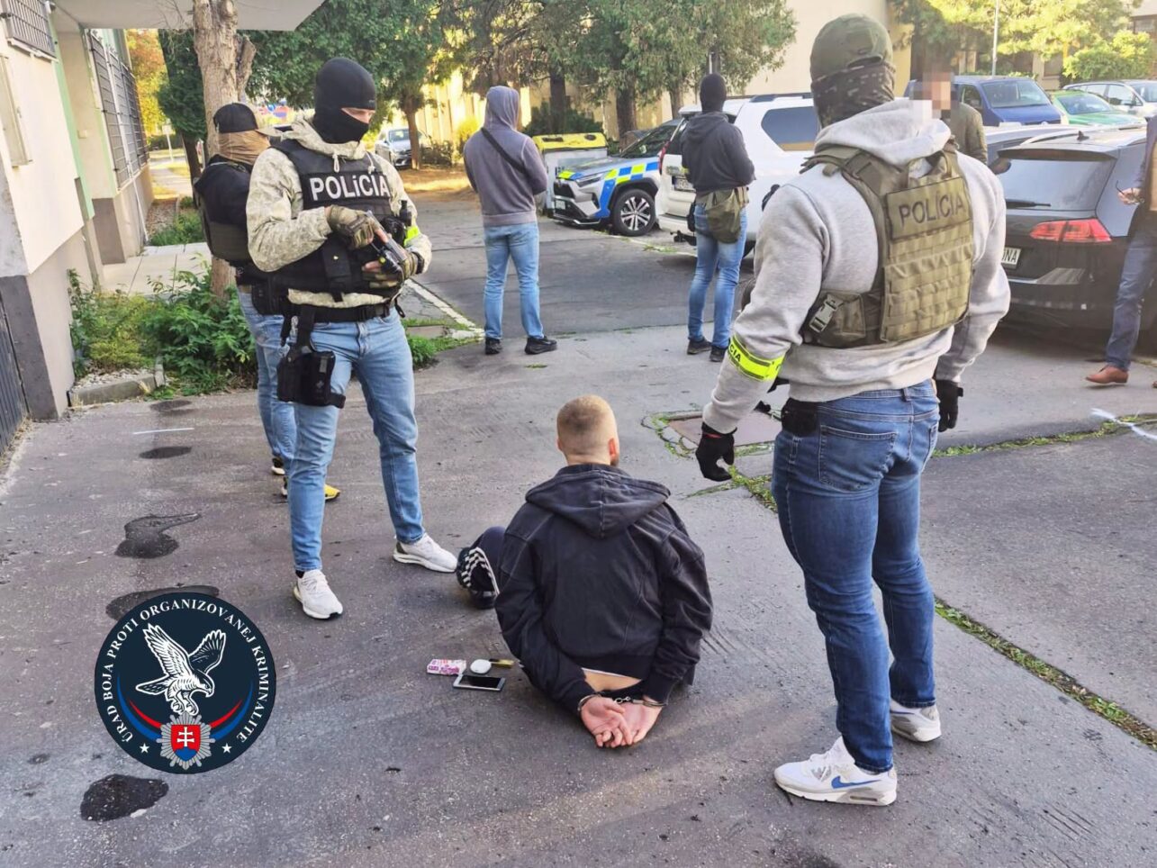 Задержание подозреваемого в деле об организации незаконой миграции в Кошице, октябрь 2026 года. Фото FB/Polícia Slovenskej republiky
